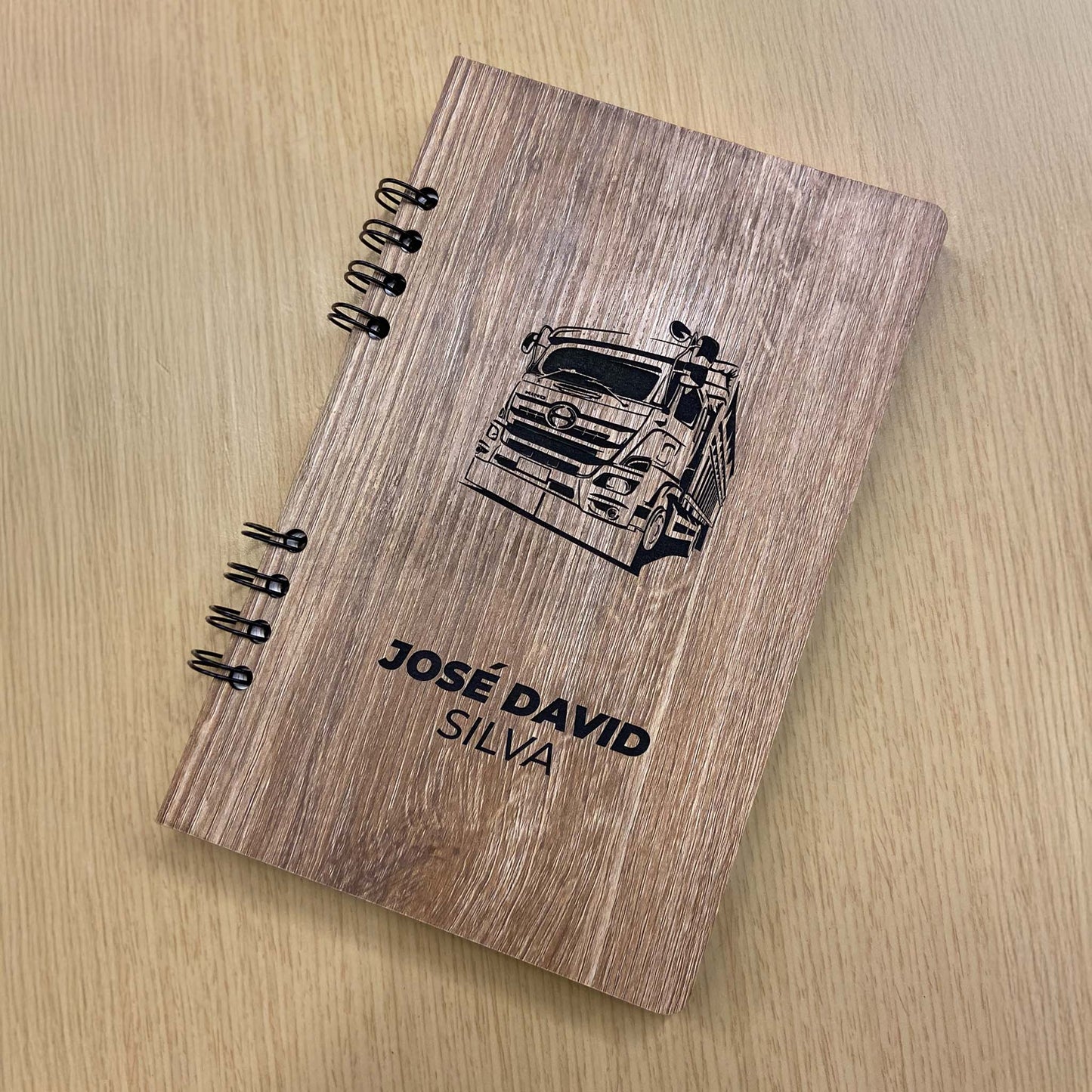 Bitácora en madera Huellas de Ruta