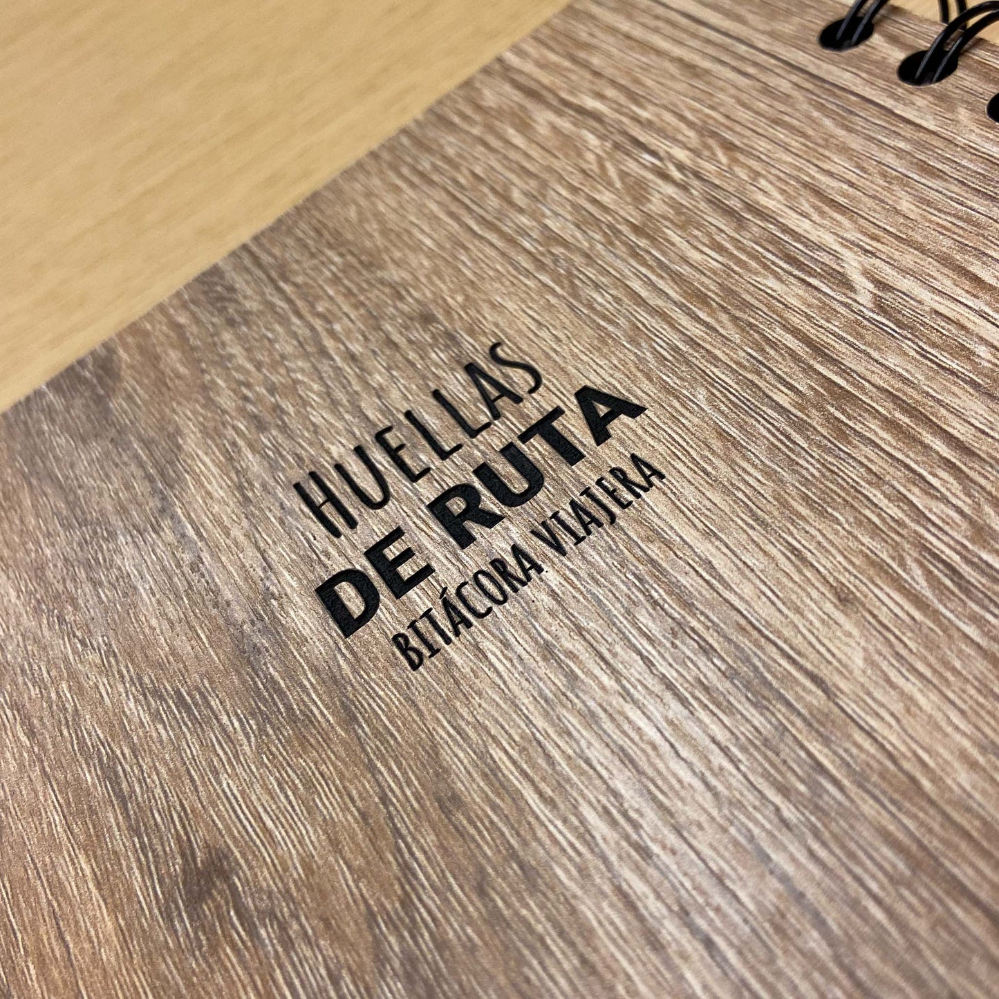 Bitácora en madera Huellas de Ruta