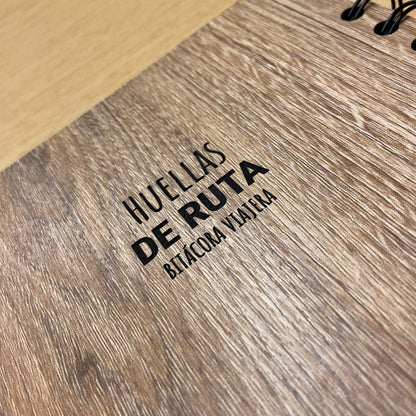 Bitácora en madera Huellas de Ruta
