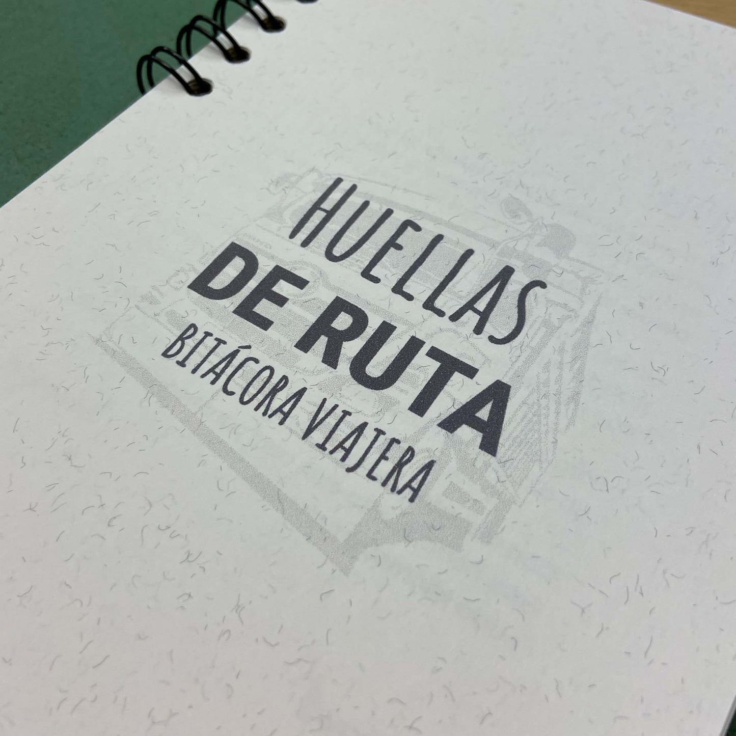 Bitácora en madera Huellas de Ruta