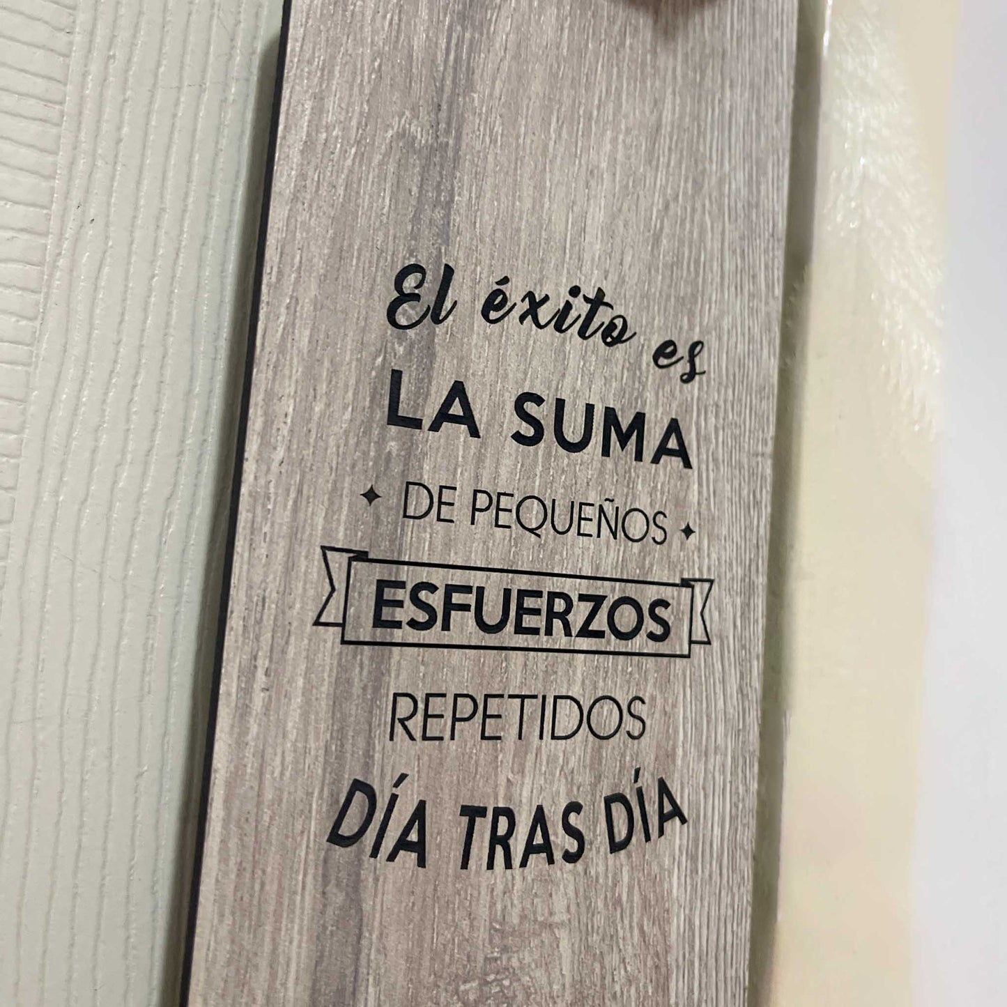 Cuelgapuerta en madera Éxito